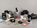 de nombreux types d'appareils photo et d'accessoires sur la table