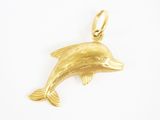 un pendentif en forme de dauphin doré sur fond blanc