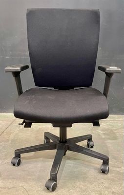 une chaise de bureau avec une assise noire et des roulettes noires