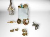 un grand nombre d'objets posés sur une table