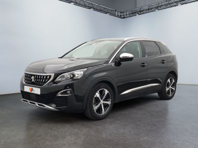 La voiture noire est garée dans le garage d'un immeuble.