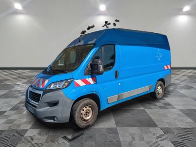 la camionnette bleue est garée sur un sol à carreaux dans une pièce