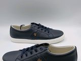 une paire de baskets bleues à semelles blanches sur fond blanc