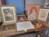 une table sur laquelle sont posées de nombreuses photos encadrées