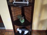 une étagère d'angle sur laquelle est posée une horloge