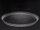 une assiette en plastique transparent sur fond noir