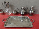 un plateau en argent avec des couverts, posé sur une nappe rouge