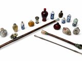 de nombreux types d'objets différents qui se trouvent sur la table