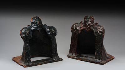 paire de serre-livres en bronze représentant un homme et une femme assis sur un trône