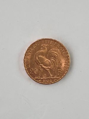 un penny posé sur une surface blanche