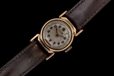 Gros plan sur une montre-bracelet avec un bracelet marron
