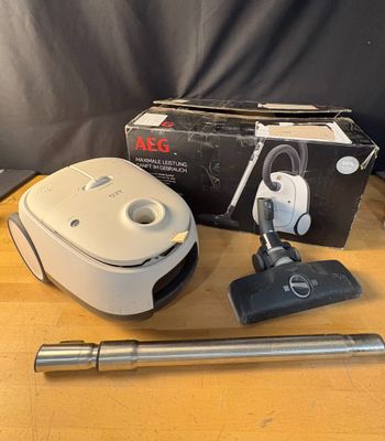a vacuum that is sitting on a table next to a box
