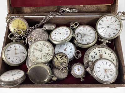 de nombreux modèles différents de montres de poche dans une boîte