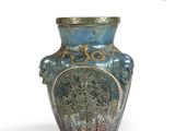 un vase bleu orné d'une décoration dorée