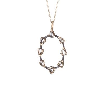 un collier en argent orné d'un motif circulaire sur une chaîne