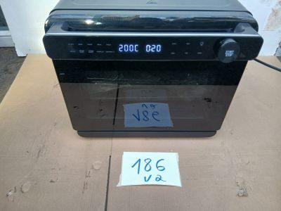une photo d'un micro-ondes posé sur une boîte en carton