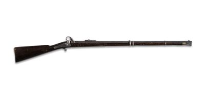 un vieux fusil avec un canon en bois et une poignée en métal
