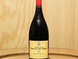 une bouteille de vin posée sur un tonneau