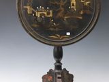 une petite table ornée d'un motif noir et or
