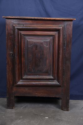 une vieille armoire en bois surmontée d'une porte