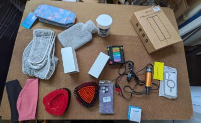 une table sur laquelle se trouvent de nombreux objets