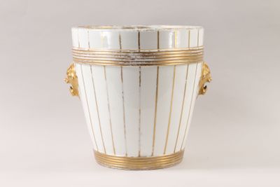 un vase blanc et doré muni d'anses, sur fond blanc