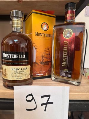 Trois bouteilles d'alcool sont posées sur une étagère, accompagnées d'une étiquette de prix