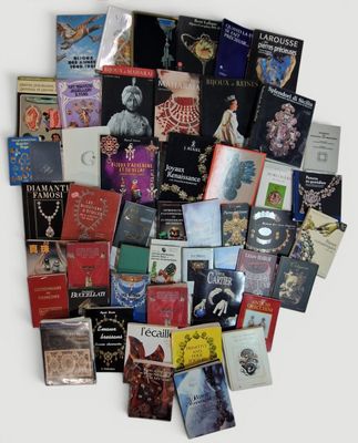 une grande pile de livres posée sur une surface blanche