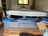 un lit placé au milieu d'une pièce, avec un matelas posé dessus