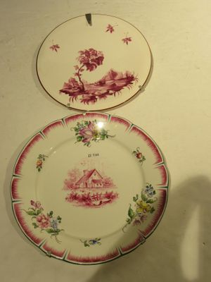 deux assiettes posées sur une table