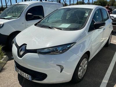 une voiture blanche garée dans un parking à côté d'autres voitures