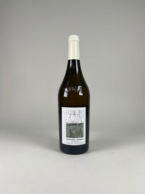 la bouteille de vin est posée sur une surface blanche