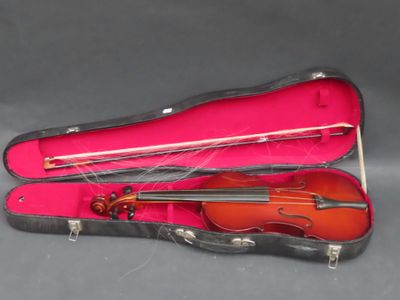 Violon et archer, avec étui (L : 37 cm)