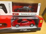 deux télécommandes dans la boîte d'une petite voiture