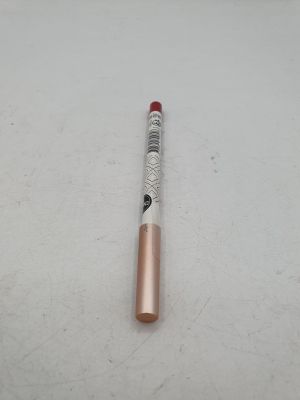 un gros plan d'un crayon posé sur une table, sur fond blanc