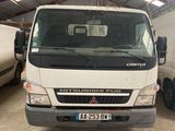 un camion blanc garé dans un garage