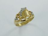 l'image d'une bague en or ornée de diamants