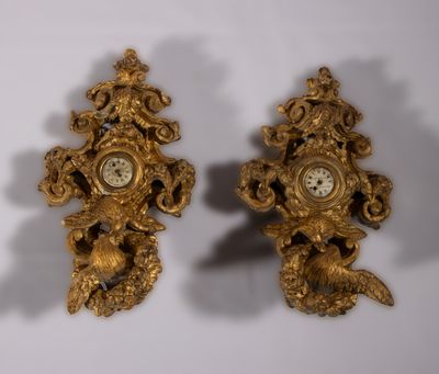 ENSEMBLE DE DEUX PETITS CARTELS MONTRES En bois sculpté et d… - Photo 1