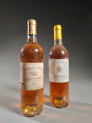 deux bouteilles de vin posées l'une à côté de l'autre sur une table
