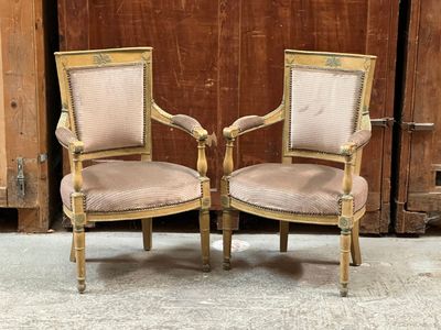 paire de chaises anciennes en bois avec des coussins rembourrés
