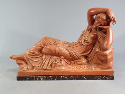 Statuette en plâtre à patine terre cuite figurant une jeune …