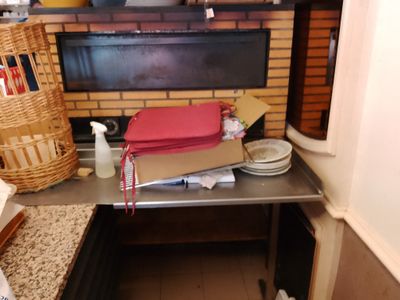 une photo d'une cuisine dont le plan de travail est encombré