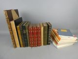 plusieurs livres sont empilés sur une table