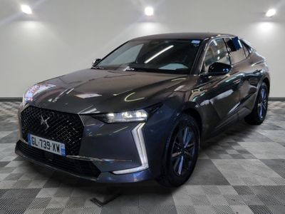 l'avant d'une voiture de couleur sombre est garé dans une pièce