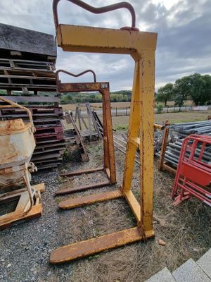 un gros tas de vieilleries posé à côté d'un camion rouge