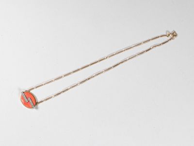 un gros plan d'un collier sur une surface blanche avec un fond blanc