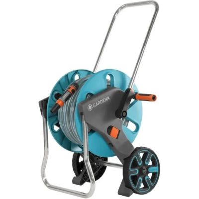 un chariot à tuyau bleu muni de roues et auquel est fixé un tuyau