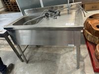 Plonge 1 bac, dimensions 120x70x101 cm, 1 pied manquant, en …