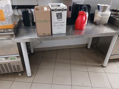 une table sur laquelle sont posées plusieurs boîtes, dans une cuisine