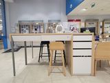 un comptoir blanc avec deux tabourets au milieu